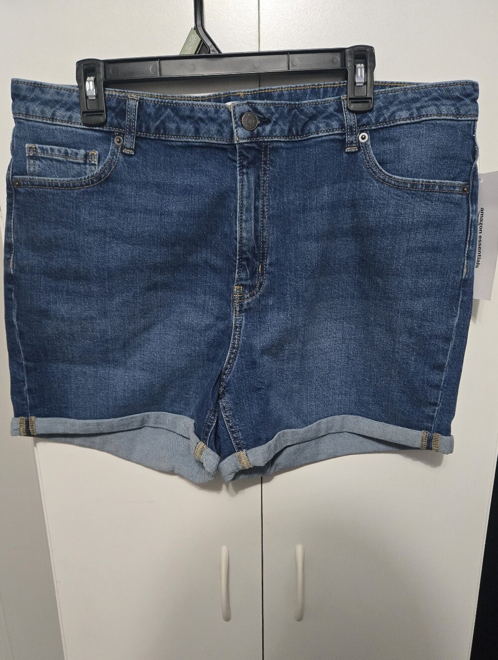Amazon Essentials Women's Medium Blue Vintage Wash Rolled Hem Denim Shorts